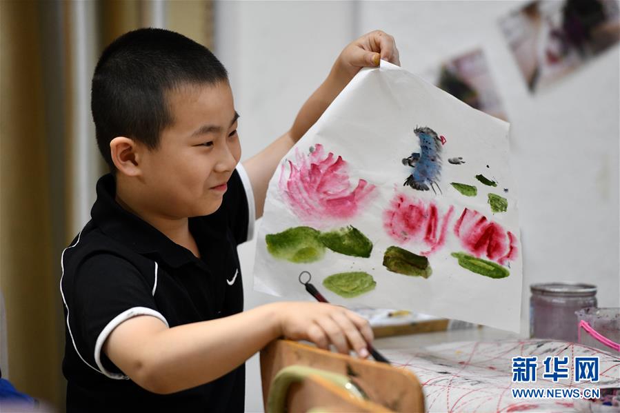 왕란좡(王蘭莊) 훙링진(紅領巾) 서화반, 한 어린이가 자신이 그린 회화 작품을 선보이고 있다. [사진 출처: 신화망]