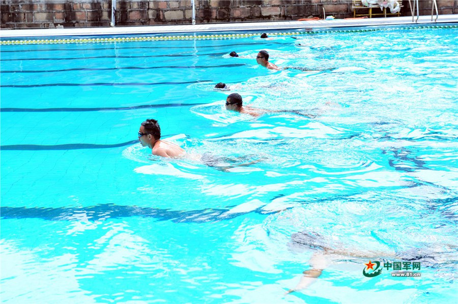 시원한 수영장에서 더위를 날리는 대원들 [사진 출처: 중국군망]