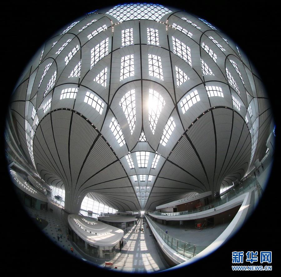어안렌즈로 촬영한 베이징 다싱(大興)국제공항 터미널 내부 전경 [사진 출처: 신화망]