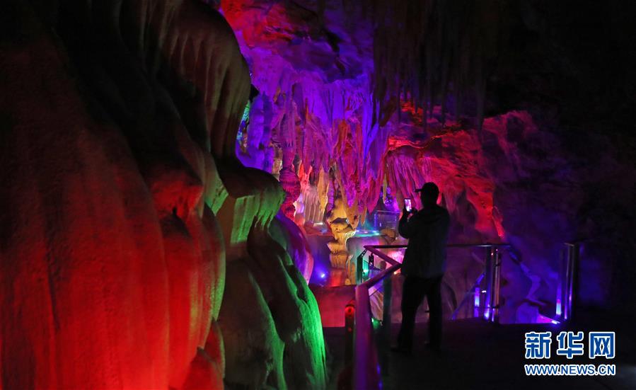 한 관광객이 톄링(鐵嶺) 동굴 내부 사진을 찍고 있다. [사진 출처: 신화망]