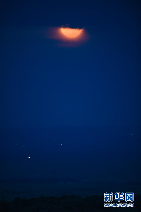 케냐 마사이마라 국립보호구, 구름에 가려진 달[사진 출처: 신화망]