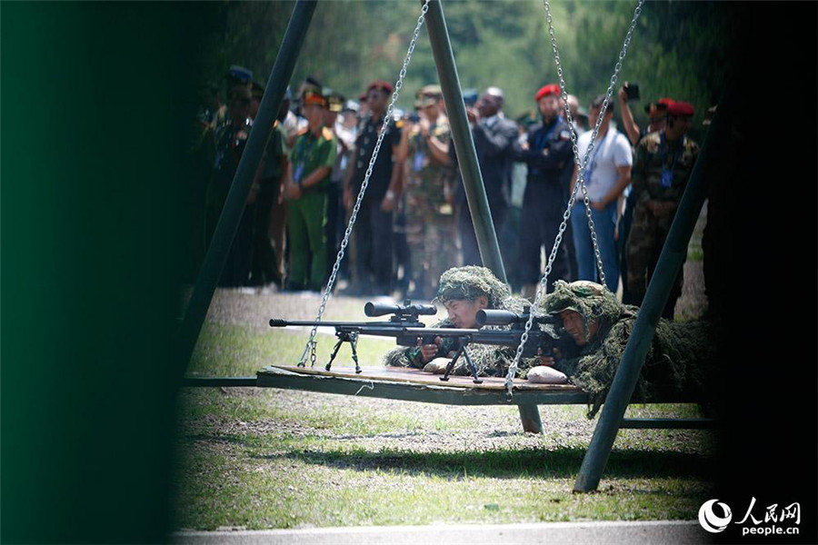 례잉(獵鷹, 보라매) 돌격대 특전사들의 저격 시범[사진 출처: 인민망]