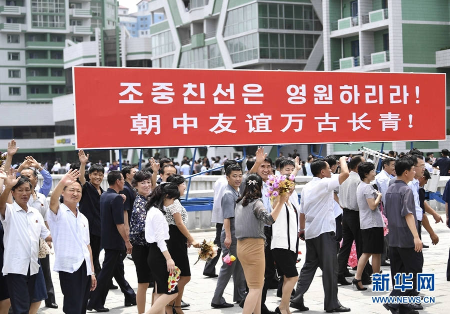 금수산태양궁전 광장에 모인 조선 민중들이 시 주석을 열렬히 환영하고 있다. [사진 출처: 신화망]