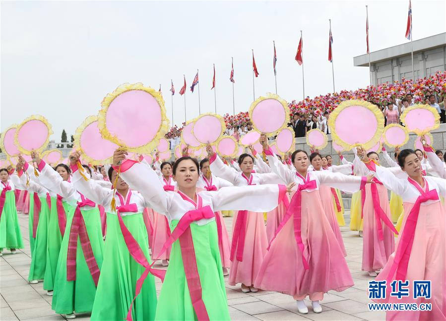 금수산태양궁전 광장에 모인 조선 민중들이 시 주석을 열렬히 환영하고 있다. [사진 출처: 신화망]