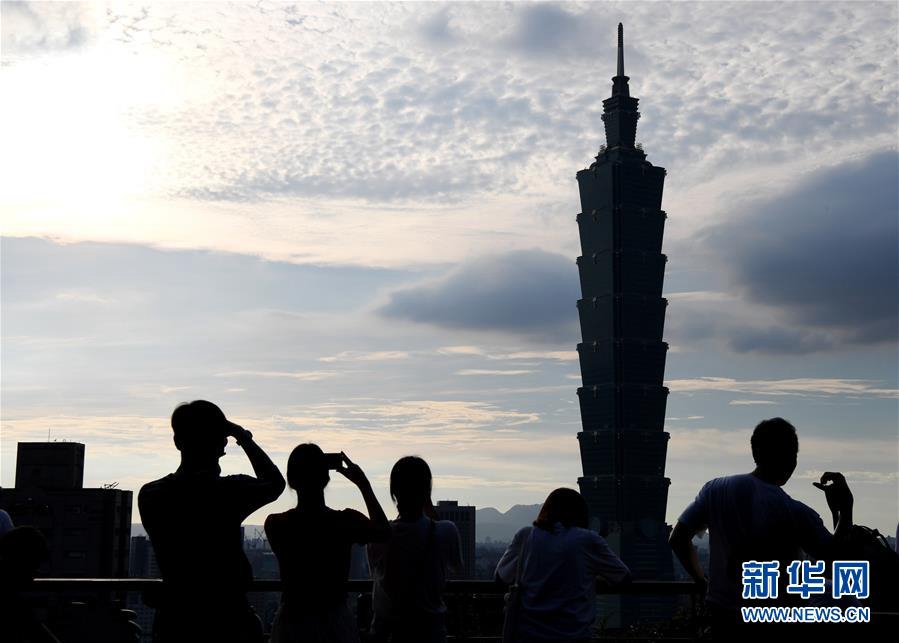 관광객들이 타이베이(臺北) 샹산(象山)산에서 기념사진을 찍고 있다. [사진 출처: 신화망]