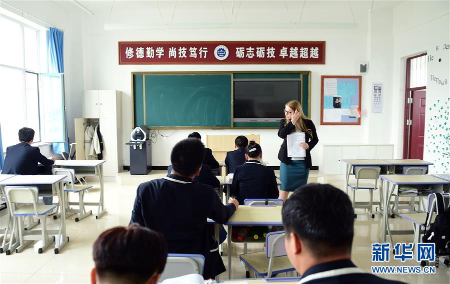 타냐가 훈춘(琿春)시 특성화 고등학교에서 러시아어 수업을 하고 있다. [사진 출처: 신화망]
