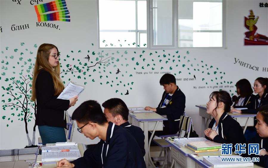 타냐(왼쪽 1번째)가 훈춘(琿春)시 특성화 고등학교에서 학생들과 러시아어로 교류를 하고 있다. [사진 출처: 신화망]