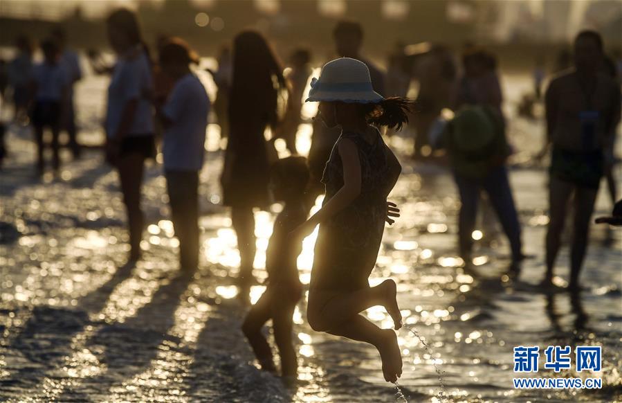 피서객들이 광시(廣西) 베이하이(北海)시 인탄(銀灘) 해수욕장에서 해수욕을 즐기고 있다. [사진 출처: 신화망]