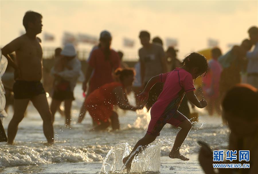 피서객들이 광시(廣西) 베이하이(北海)시 인탄(銀灘) 해수욕장에서 해수욕을 즐기고 있다. [사진 출처: 신화망]