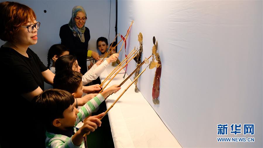 모로코 북부 도시 탕헤르, 학생들이 직접 피영극(皮影戲: 그림자극)을 체험하고 있다. [사진 출처: 신화망]