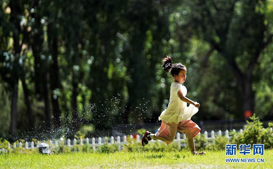 한 어린이가 라싸(拉薩)시 쭝자오루캉(宗角祿康) 공원에서 물놀이를 즐기고 있다. [사진 출처: 신화망]