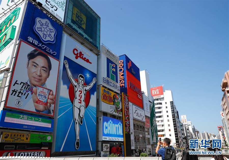 관광객들이 일본 오사카 상업지구를 구경하고 있다. [사진 출처: 신화망]