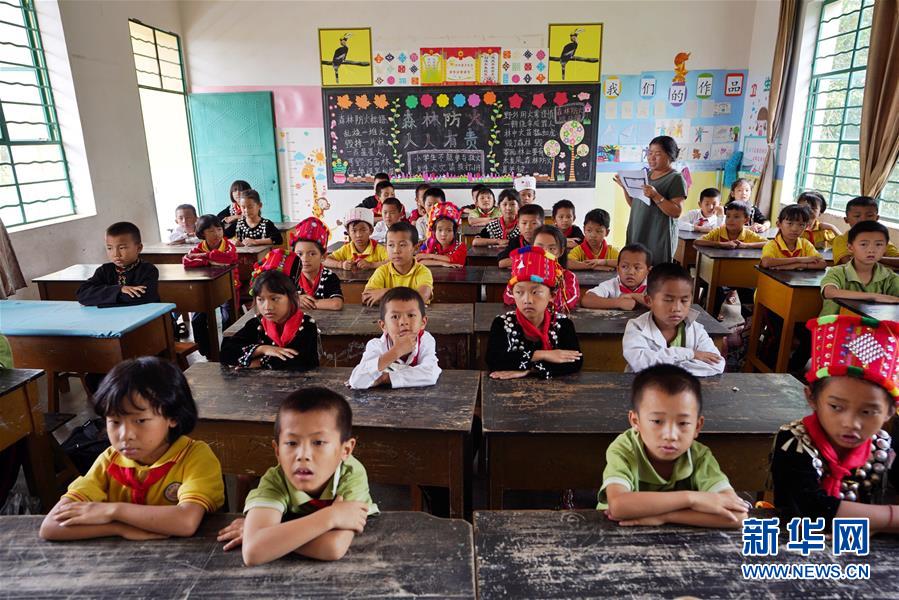 6월  21일 잉판(營盤)민족초등학교 선생님 둥무란(董木蘭) 씨가 수업을 진행하고 있다. [사진 출처: 신화망]