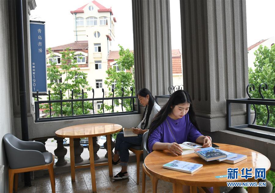 독자들이 칭다오수팡(靑島書房)에서 독서를 즐기고 있다. 해당 서점은 오래된 별장을 개조해 만들었다. [사진 출처: 신화망]