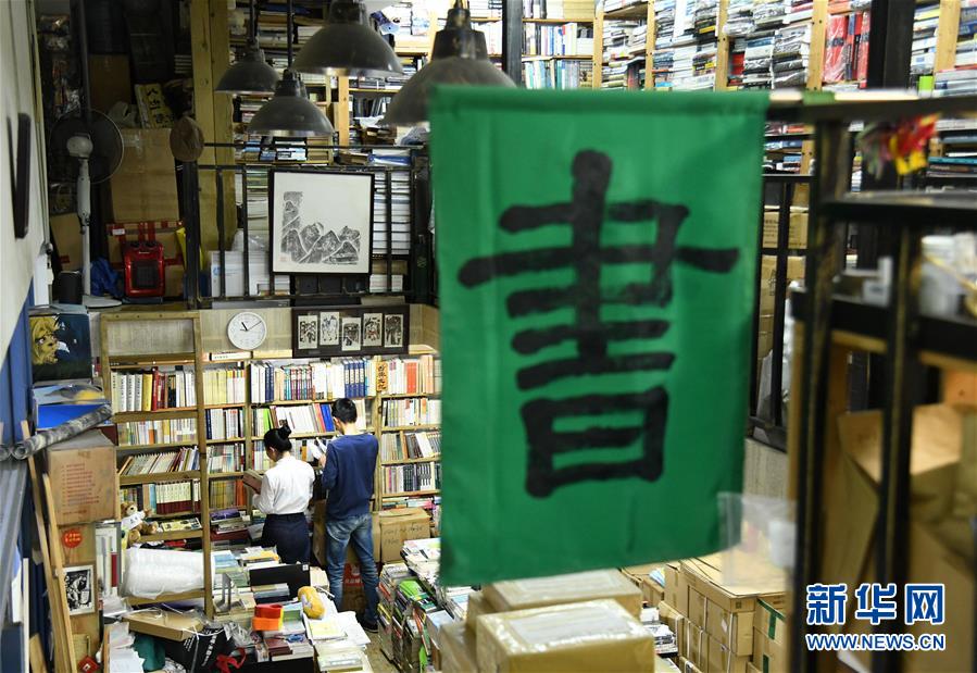 독자들이 칭다오(靑島)시 워먼(我們) 서점에서 책을 찾고 있다. 이곳은 대형서점에서 찾기 어려운 고서가 많기로 유명하다. [사진 출처: 신화망]