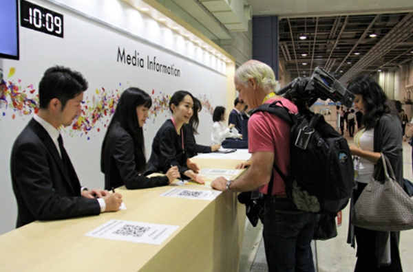6월 27일, G20 오사카 정상회의 프레스센터가 본격적인 운영에 들어갔다. 외신 기자들이 프레스센터 미디어 인포메이션(Media Information)에서 문의를 하고 있다. [촬영: 인민일보 마페이(馬菲) 기자]