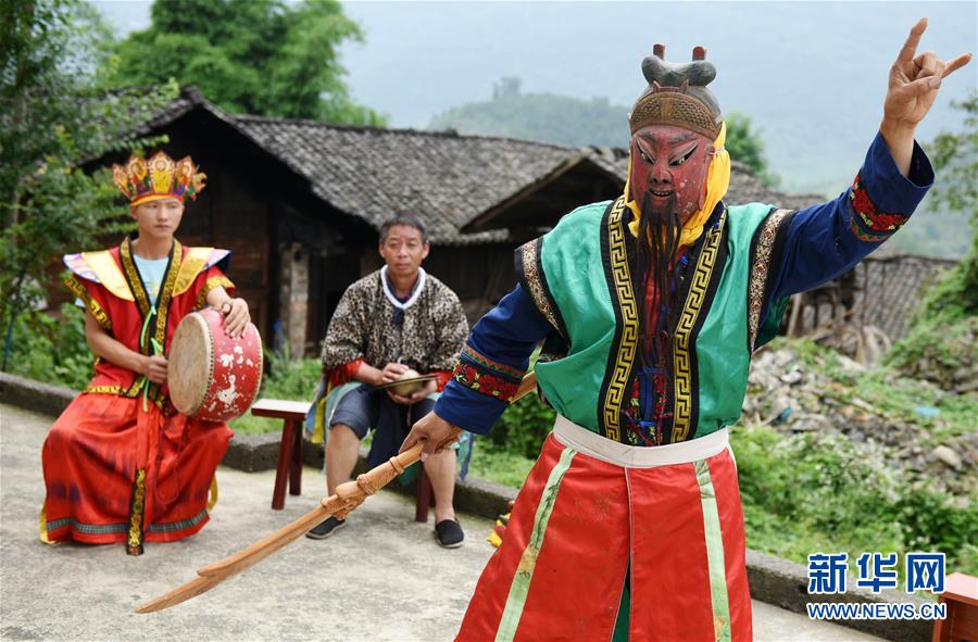 왕궈화(王國華•오른쪽) 씨가 나(儺)가면을 쓰고 공연을 하고 있다. [사진 출처: 신화망]