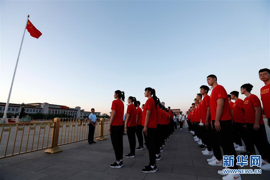 중국 여자농구 국가대표팀의 리웨루(李月汝·앞줄 왼쪽 2번째) 선수와 동료들이 국기가 게양되는 모습을 바라보고 있다. [사진 출처: 신화망]