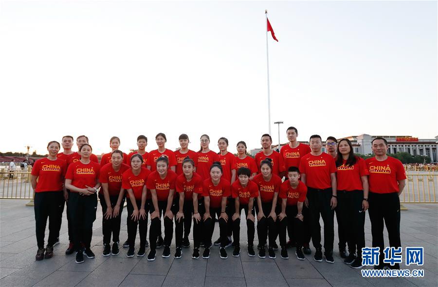 국기게양식에 참석한 여자농구 국가대표팀 선수들이 단체사진을 찍고 있다. [사진 출처: 신화망]