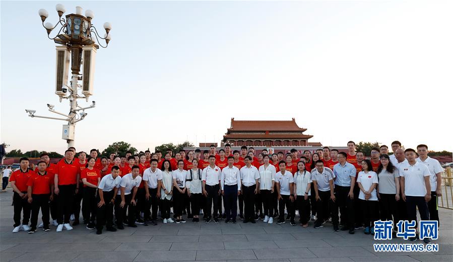 중국 농구협회, 중국 여자농구 국가대표팀, 중국 남자농구 올림픽대표팀 선수들이 국기게양식을 마치고 단체사진을 찍고 있다. [사진 출처: 신화망]