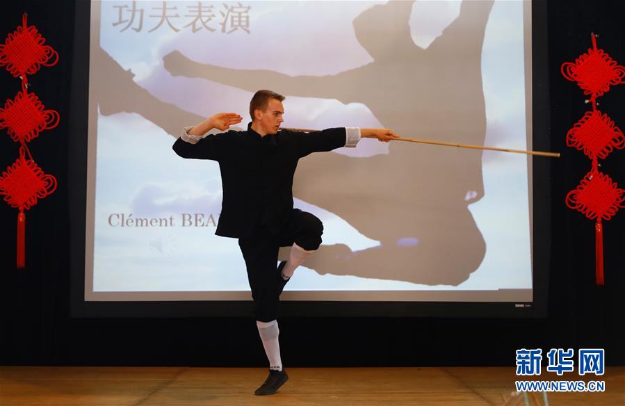 벨기에 브뤼허에서 개최된 한어교(漢語橋) 세계 중학생 중국어 대회, 참가 선수가 봉술 공연을 펼치고 있다. [사진 출처: 신화망]