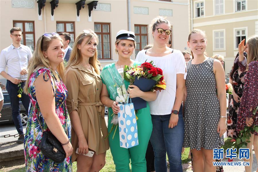 에스토니아 동부, 타르투대학교 졸업생들이 졸업을 축하하고 있다. [사진 출처: 신화망]