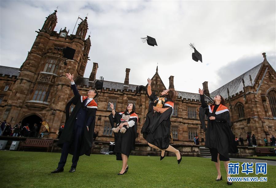 오스트레일리아 시드니대학교, 졸업식에 참석한 졸업생들의 모습이다. [사진 출처: 신화망]