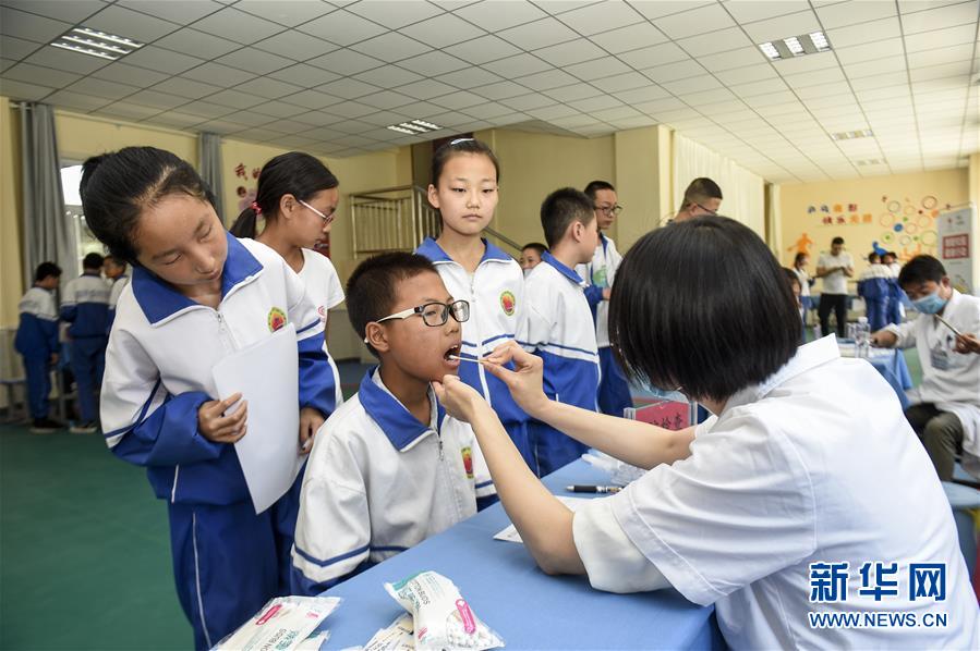 의료진들이 인촨(銀川)시 16중학교 학생들의 신체검사를 진행하고 있다. [사진 출처: 신화망]