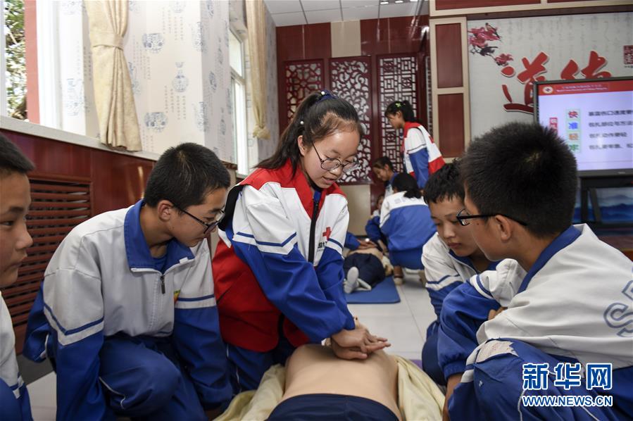 인촨(銀川)시 16중학교 학생들이 적십자 의료진으로부터 심폐소생술에 대해 배우고 있다. [사진 출처: 신화망]