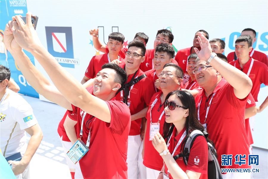 개막식 기수를 맡은 왕사오제(王少杰, 왼쪽 앞) 선수가 동료 선수들과 함께 기념사진을 촬영하고 있다. [사진 출처: 신화망]