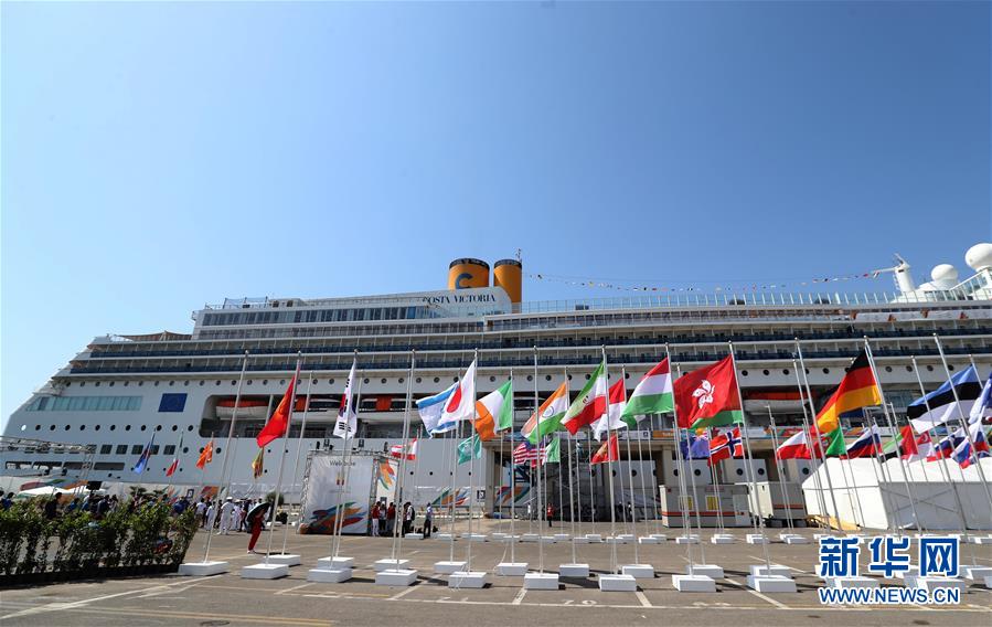 선수들이 머물 유람선이 국기가 게양된 광장 앞 항구에 정박해 있다. [사진 출처: 신화망]