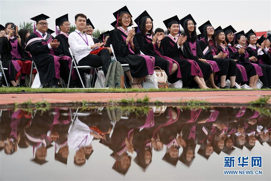 졸업식에 참석한 칭화(淸華)대학교 학사 졸업생들 [사진 출처: 신화망]