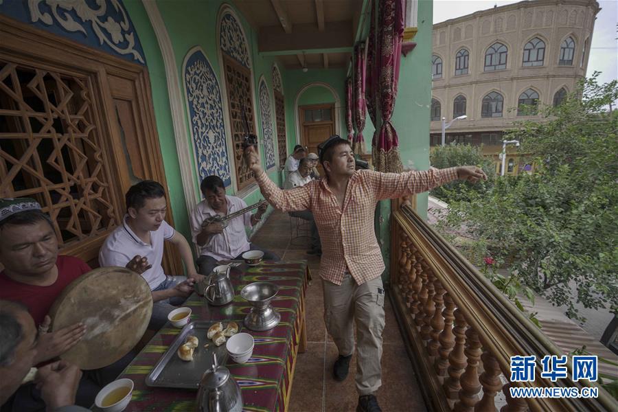 7월  7일 카스(喀什)고성(古城) 관광지, 찻집을 찾은 관광객들과 현지 주민들이 차를 마시며 더위를 식히고 있다. [사진 출처: 신화망]