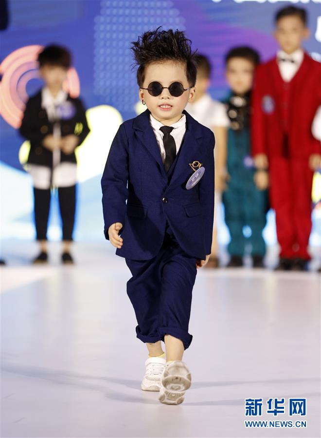 7월 7일 어린이 모델이 런웨이를 걷고 있다. [사진 출처: 신화망]