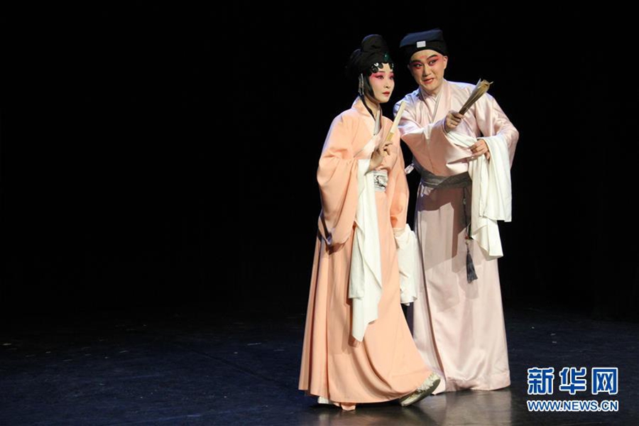 7월 7일 프랑스 아비뇽, 중국 배우들이 곤극(昆劇) ‘부생육기(浮生六記)’ 무대를 펼치고 있다. [사진 출처: 신화망]