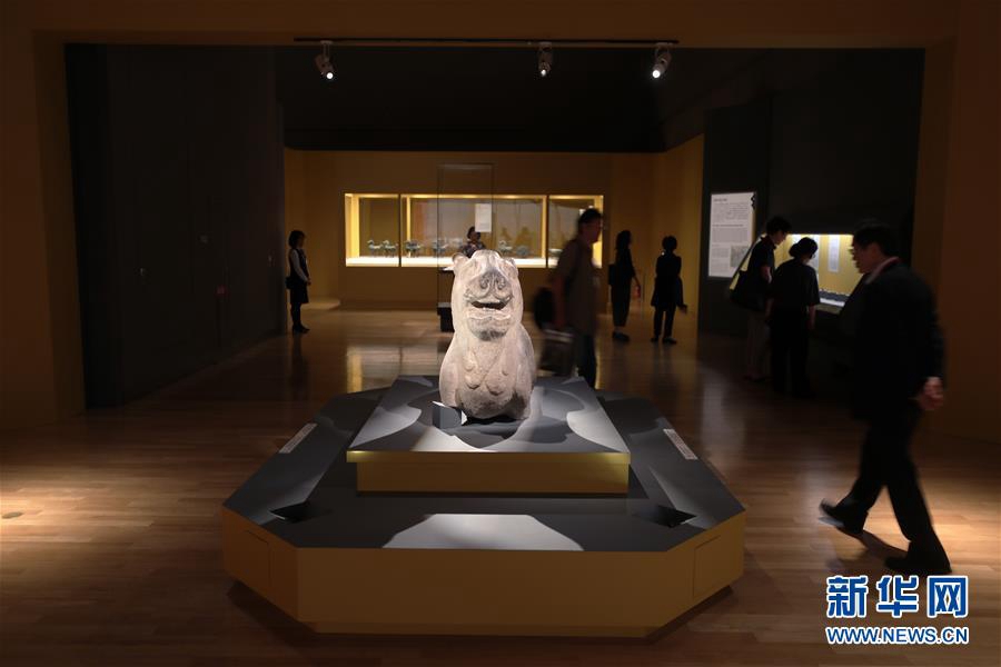 7월 8일 일본 도쿄 국립박물관에서 촬영한 산둥(山東) 박물관에서 소장하고 있는 1급 문화재 ‘사자(가운데)’ [사진 출처: 신화망]