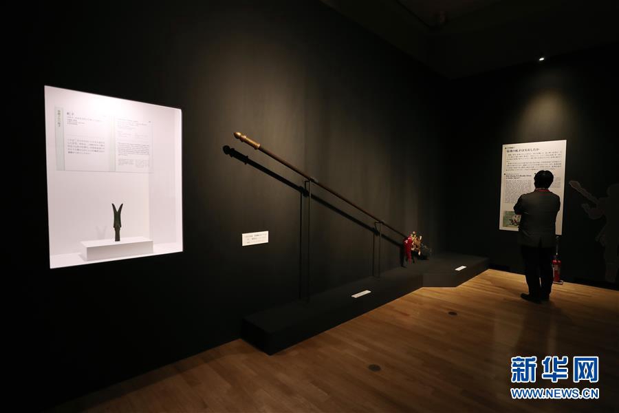 7월 8일 도쿄 국립박물관, 한 참관객이 장비(張飛)가 사용하던 병기 사모(蛇矛) 관련 전시품을 관람하고 있다. [사진 출처: 신화망]