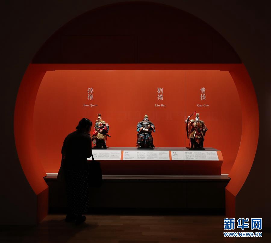 7월 8일 도쿄 국립박물관, 한 참관객이 일본 NHK에서 방송한 인형극 ‘삼국지’ 캐릭터를 관람하고 있다. [사진 출처: 신화망]