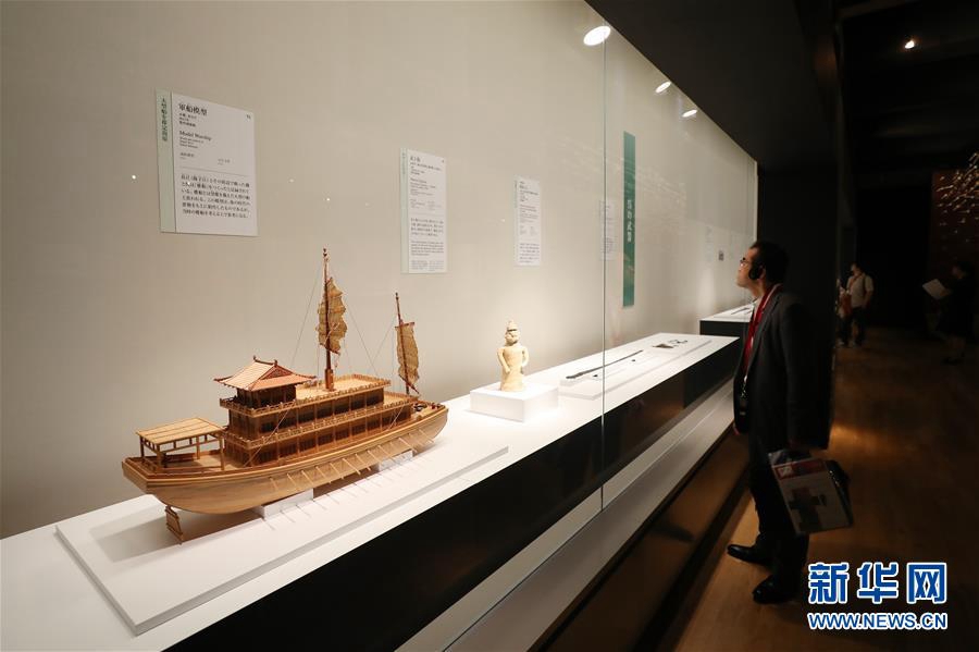 7월 8일 도쿄 국립박물관, 한 참관객이 오(吳)나라 시대 전시품을 관람하고 있다. [사진 출처: 신화망]