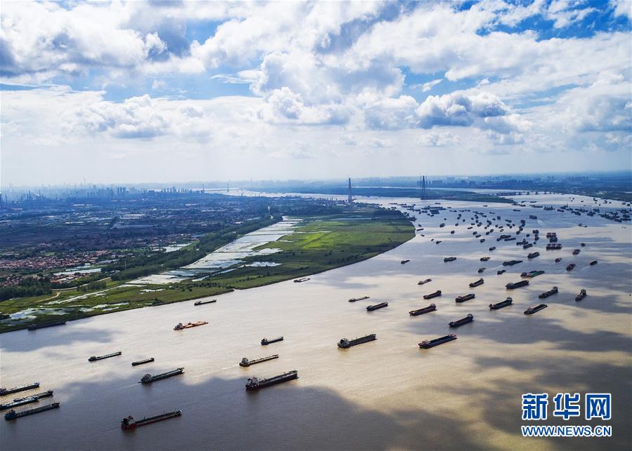 2018년 8월 13일 촬영한 후베이(湖北)성 우한(武漢)시 양뤄(陽邏)항구 부근 수역의 선박들 [사진 출처: 신화망]