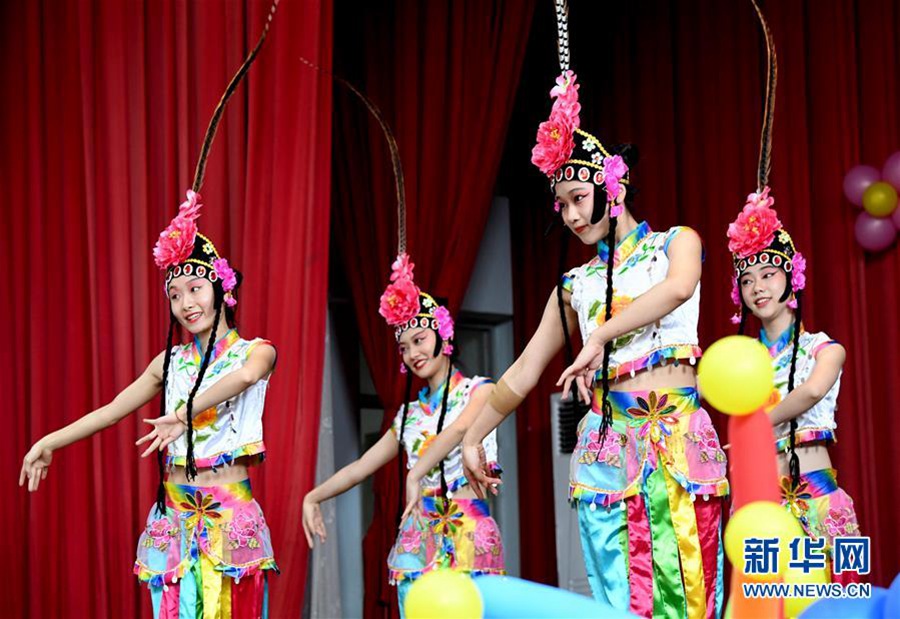 7월 9일, 충칭(重慶)시 학생들이 교류행사 개막식에서 ‘소화단(俏花旦)’ 공연을 펼치고 있다. [사진 출처: 신화망]