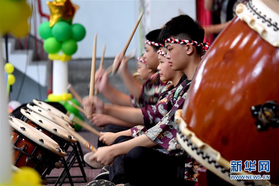 7월 9일, 타이완 학생들이 개막식에서 공연을 펼치고 있다. [사진 출처: 신화망]