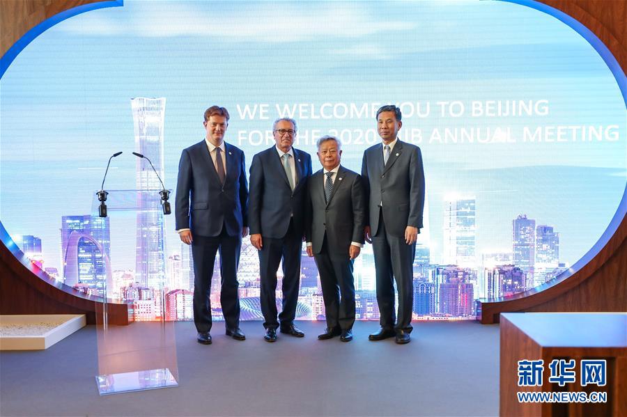 7월 13일, 진리췬(金立群•오른쪽 2번째) AIIB 총재, 류쿤(劉昆•오른쪽 1번째) 중국 재정부 부장, 피에르 그라메나(Pierre Gramegna•왼쪽 2번째) 룩셈부르크 재무장관이 AIIB 이사회 의장 및 연차총회 개최지 인수식장에서 단체사진을 촬영하고 있다. [사진 출처: 신화망]