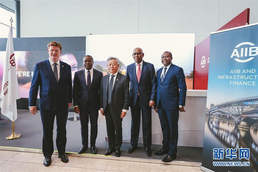 진리췬(金立群•가운데) AIIB 총재가 AIIB에 가입한 베냉(왼쪽 2번째), 지부티(오른쪽 2번째), 르완다(오른쪽 1번째) 대표와 함께 단체사진을 촬영하고 있다. [사진 출처: 신화망]