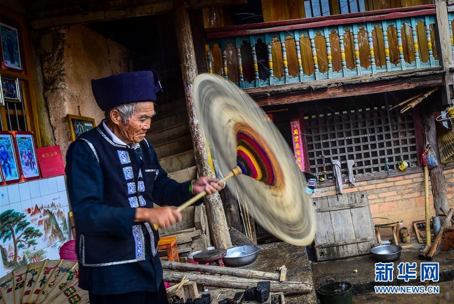 장룽화(張榮華) 노인이 완성된 수죽꽃우산을 테스트하고 있다. [사진 출처: 신화망]