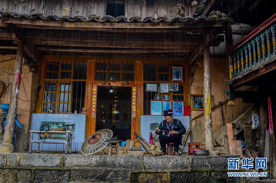 장룽화(張榮華) 노인이 마당에서 수죽꽃우산을 제작하고 있다. [사진 출처: 신화망]