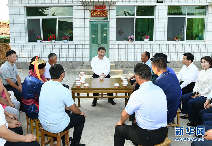 시진핑(習近平) 주석이 츠펑(赤峰)시 카라친(喀喇沁)기(旗) 허난(河南)거리 마안산(馬鞍山)촌 기층간부들과 좌담회를 갖고 있다. [사진 출처: 신화망]