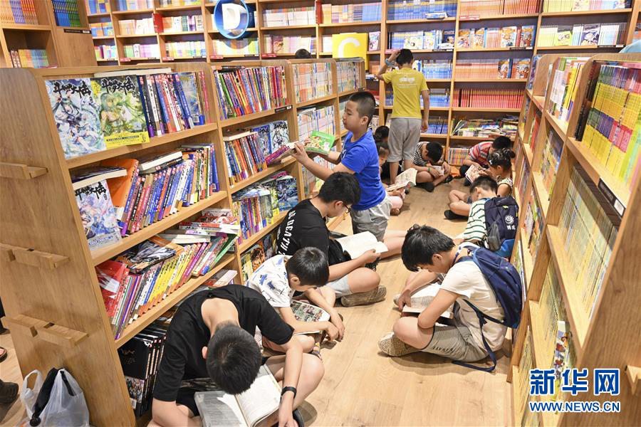 충칭(重慶)시 어린이들은 부모들과 함께 도서관을 찾았다. 그들은 도서관에서 독서, 학습 등을 하며 알차게 방학을 보내고 있다. 사진은 7월 14일 어린이들이 충칭수청(書城)에서 독서를 하는 모습이다. [사진 출처: 신화망]