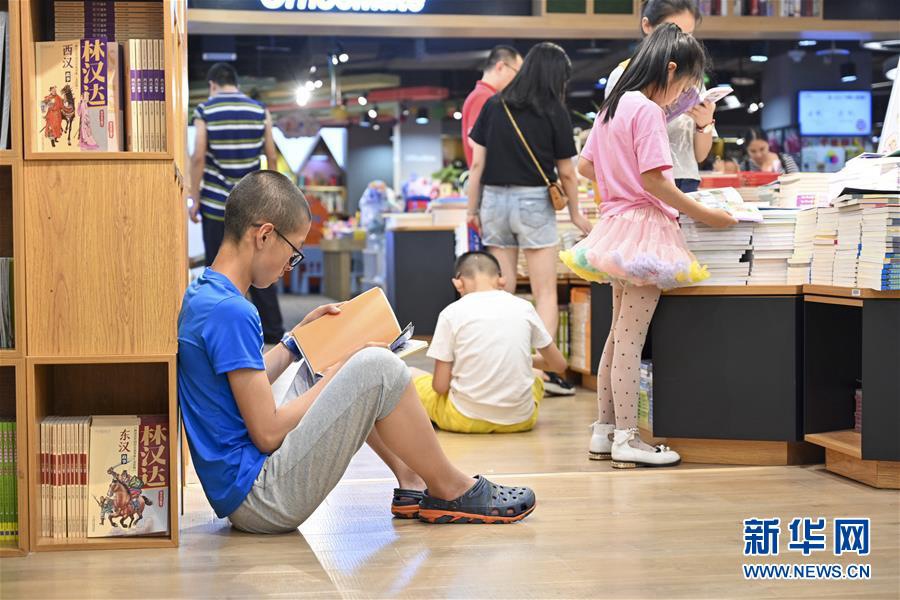 충칭(重慶)시 어린이들은 부모들과 함께 도서관을 찾았다. 그들은 도서관에서 독서, 학습 등을 하며 알차게 방학을 보내고 있다. 사진은 7월 14일 어린이들이 충칭수청(書城)에서 독서를 하는 모습이다. [사진 출처: 신화망]