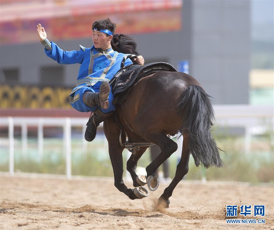 7월 15일 네이멍구(內蒙古)자치구 대표팀 선수가 말을 탄 상태로 묘기를 선보이고 있다. [사진 출처: 신화망]